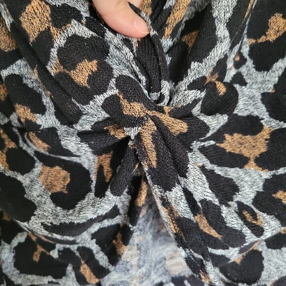 NEW Cherish Leopard Cheetah Print Twist Deep V Back Long Sleeve Top Size Large - Picture 4 of 11